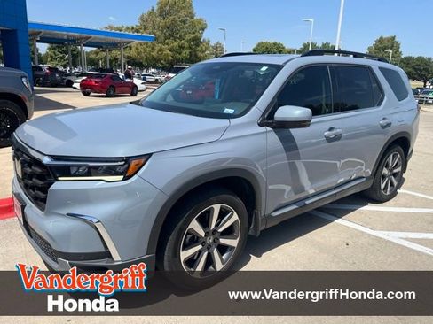 Used 2025 Honda Pilot Touring image 1