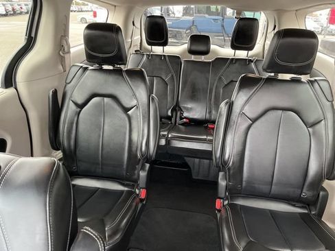 Used 2024 Chrysler Pacifica Touring-L FWD image 30