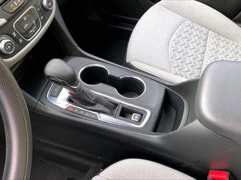 Used 2022 Chevrolet Equinox LS image 17