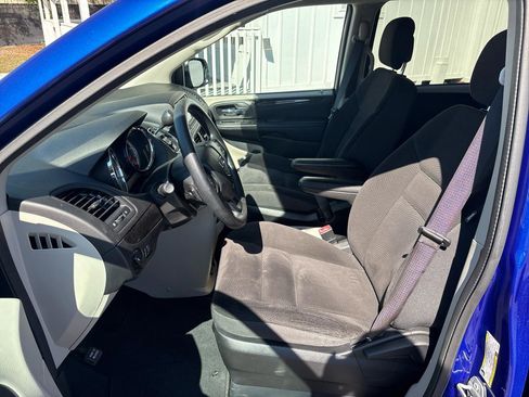 Used 2018 Dodge Grand Caravan SE w/ UConnect Hands-Free Group image 9