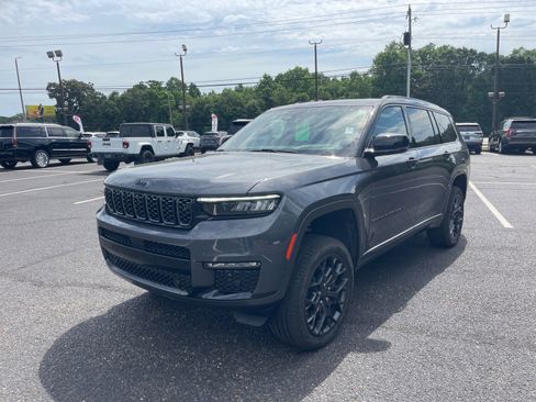 Used 2024 Jeep Grand Cherokee L Summit w/ Advanced Protech Group IV AWD/4WD image 3