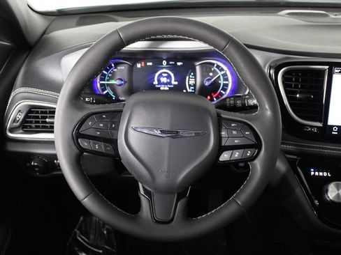 Used 2024 Chrysler Pacifica Limited FWD image 9
