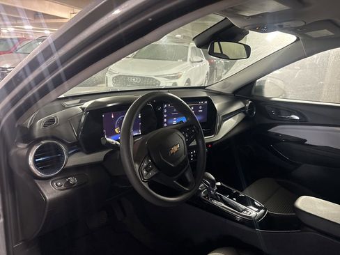 Used 2025 Chevrolet Trax LT FWD image 12