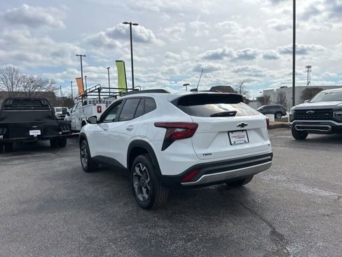 New 2026 Chevrolet Trax LT w/ Sunroof Package image 5