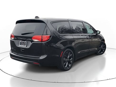 Used 2019 Chrysler Pacifica Touring Plus w/ S Appearance Package image 3