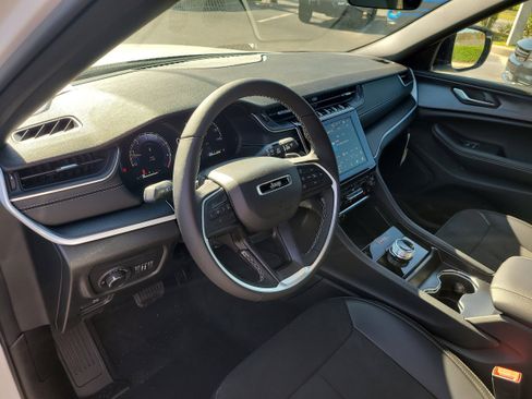 New 2025 Jeep Grand Cherokee Altitude image 14