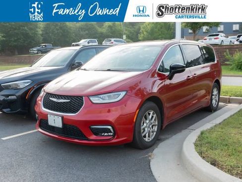 Used 2024 Chrysler Pacifica Touring-L FWD image 1