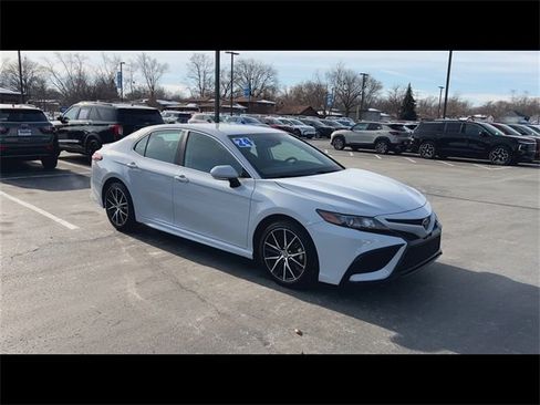 Used 2024 Toyota Camry SE w/ Convenience Package image 2