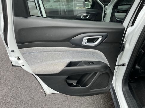 Used 2024 Jeep Compass Latitude image 11