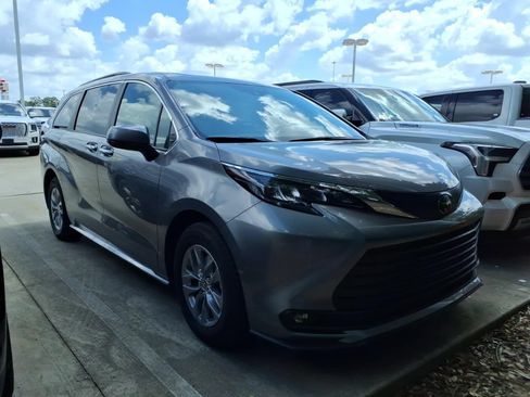 Used 2026 Toyota Sienna XLE FWD image 1