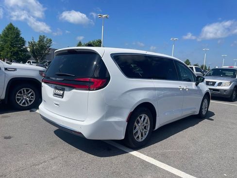 Used 2025 Chrysler Pacifica Select FWD image 7