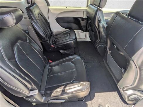Used 2022 Chrysler Pacifica Touring-L FWD image 18