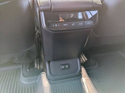Used 2021 Toyota Highlander LE AWD/4WD image 17