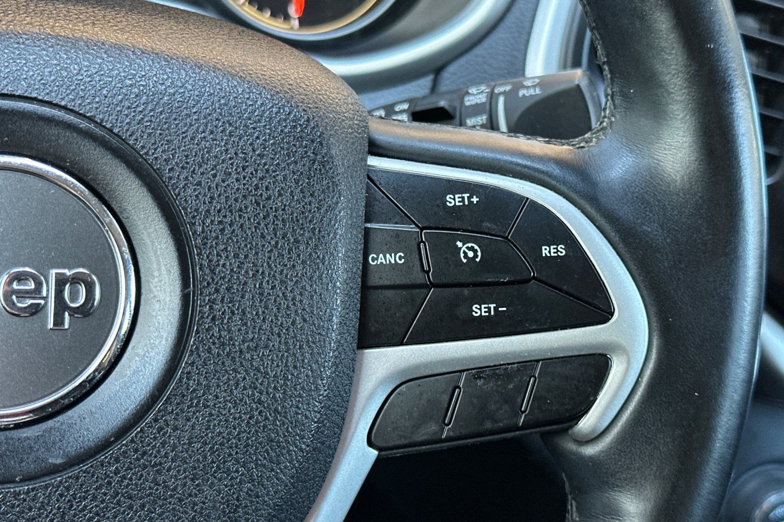 Used 2018 Jeep Cherokee Latitude Plus w/ Comfort/Convenience Group AWD/4WD image 32