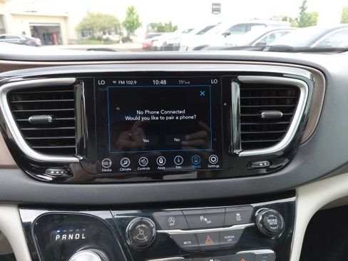 Used 2019 Chrysler Pacifica Touring-L Plus FWD image 18