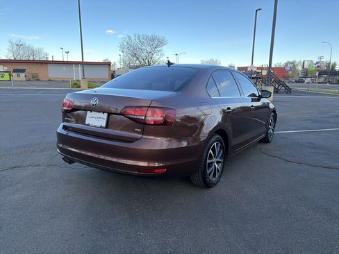 Used 2017 Volkswagen Jetta SE image 3