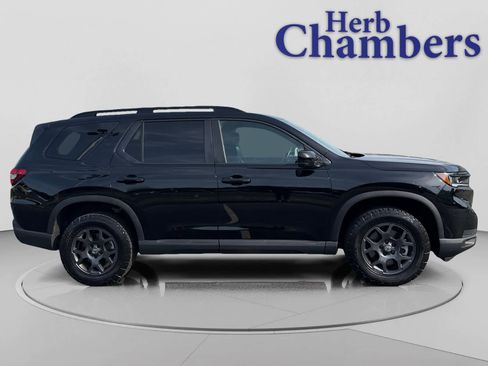 Used 2025 Honda Pilot TrailSport image 11