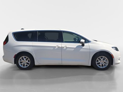 Used 2022 Chrysler Voyager LX FWD image 7