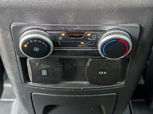 Used 2022 Ford Explorer XLT w/ Equipment Group 202A AWD/4WD image 32