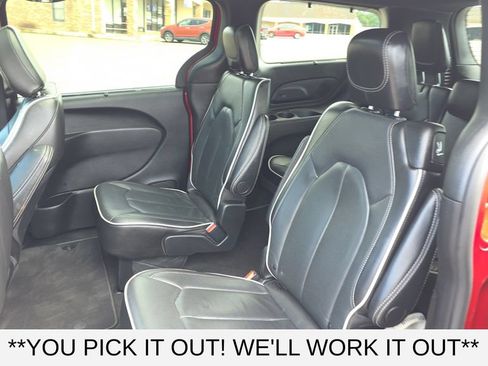 Used 2025 Chrysler Pacifica Limited FWD image 24