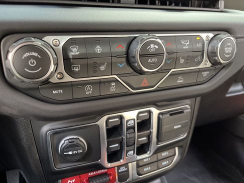 Used 2025 Jeep Gladiator Mojave w/ Convenience Group image 44