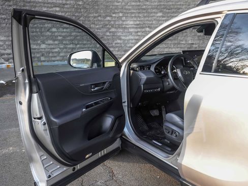 Used 2024 Toyota Venza Limited image 23