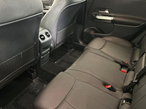 Used 2022 Mercedes-Benz GLB 250 image 11