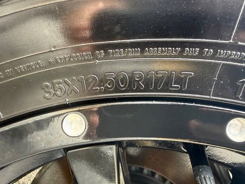 Used 2025 Jeep Gladiator Sport image 12