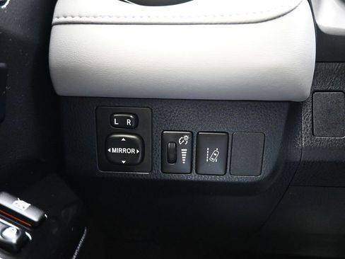 Used 2018 Toyota RAV4 Limited image 27