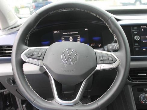 Used 2022 Volkswagen Taos SE w/ Panoramic Sunroof Package image 17