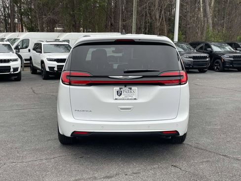 New 2026 Chrysler Pacifica Select image 7