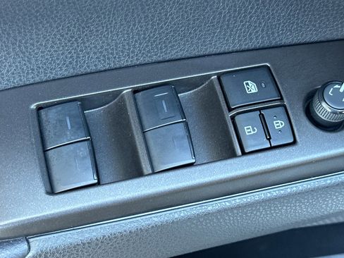 Used 2023 Toyota Camry SE FWD image 12