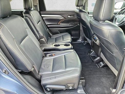 Used 2019 Toyota Highlander XLE FWD image 22