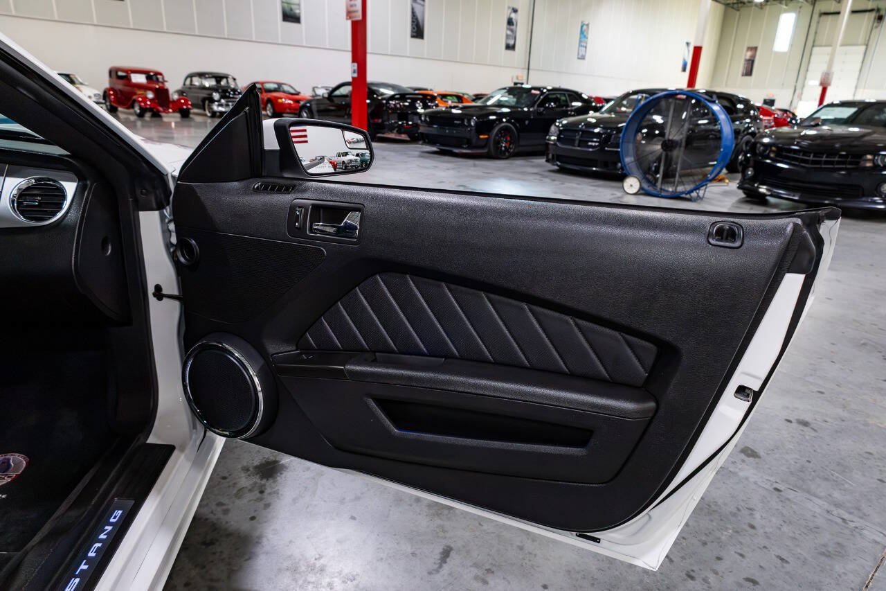 Used 2012 Ford Mustang GT Premium w/ HID Headlamps & Security Pkg RWD image 31