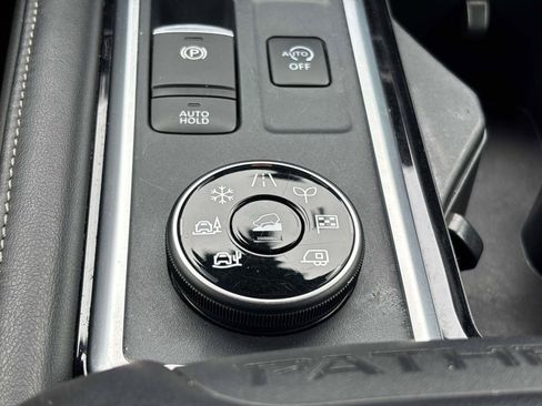 Used 2024 Nissan Pathfinder SV AWD/4WD image 28