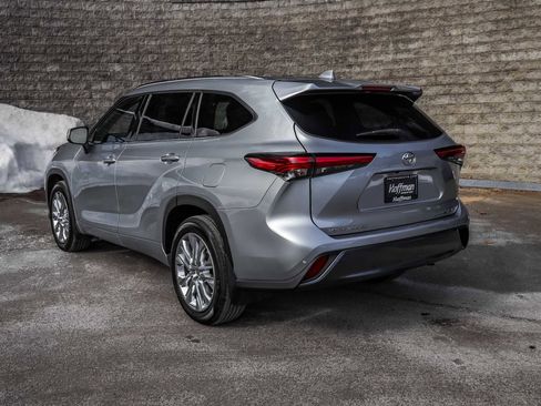 Used 2021 Toyota Highlander Limited image 9