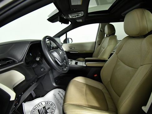 Used 2024 Toyota Sienna Limited image 5