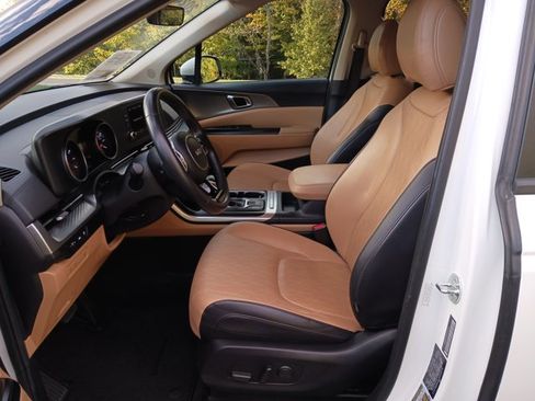 Certified 2024 Kia Carnival LX image 12