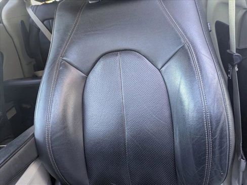 Used 2019 Chrysler Pacifica Touring-L Plus image 10