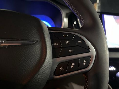 Used 2024 Chrysler Pacifica Touring-L image 11