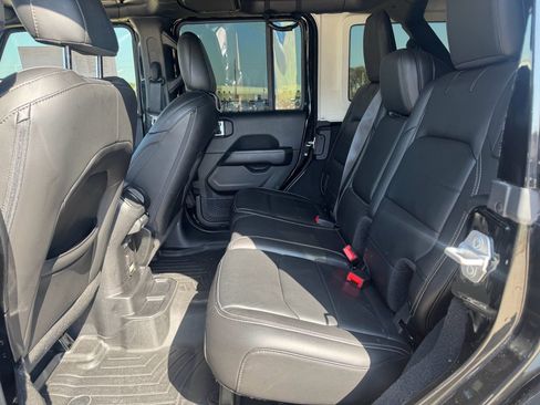 Used 2018 Jeep Wrangler Unlimited Sahara image 12