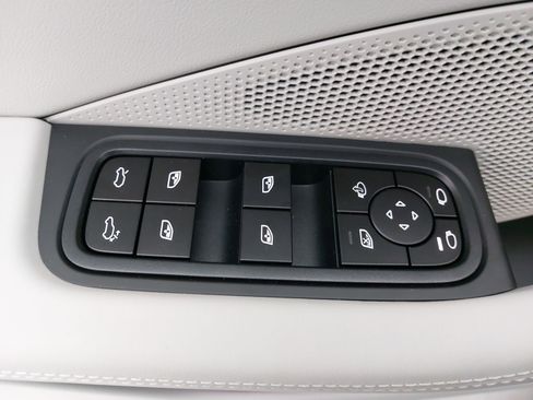 New 2026 Porsche Macan 4 Electric image 30