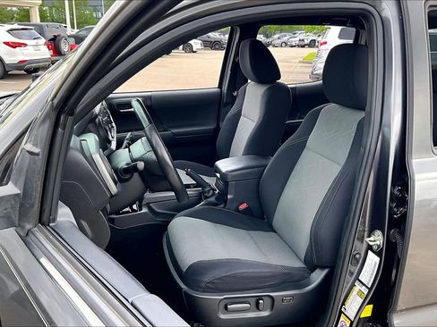 Used 2020 Toyota Tacoma TRD Off-Road AWD/4WD image 7