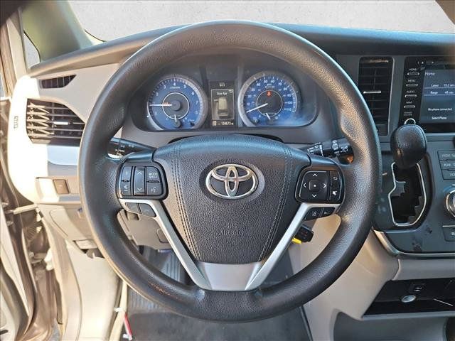 Used 2019 Toyota Sienna LE w/ Carpet Mat Package FWD image 13