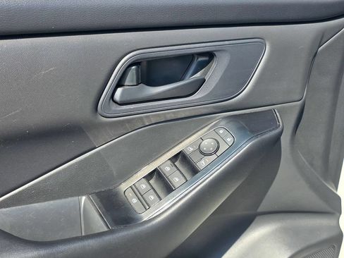 Used 2024 Nissan Rogue S FWD image 11