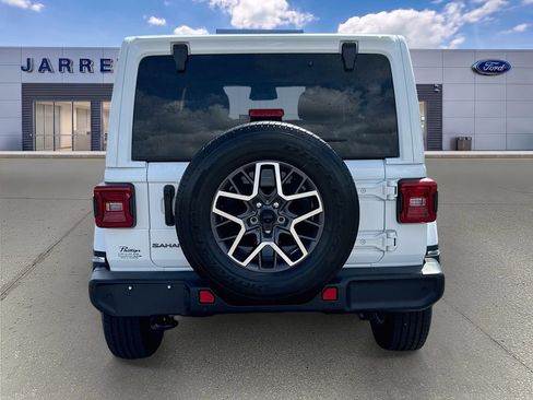 Used 2026 Jeep Wrangler Unlimited Sahara AWD/4WD image 6