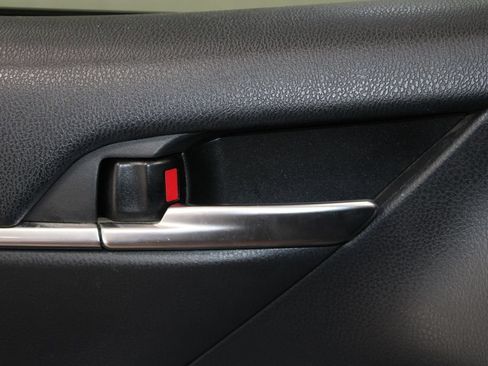 Used 2018 Toyota Camry SE FWD image 22