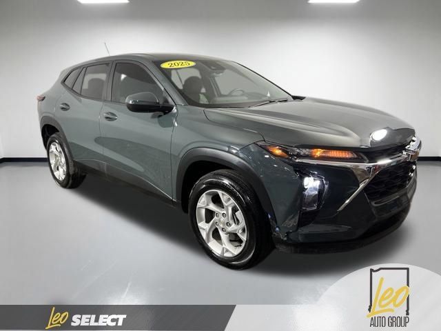 Used 2025 Chevrolet Trax LS w/ LS Convenience Package FWD image 4