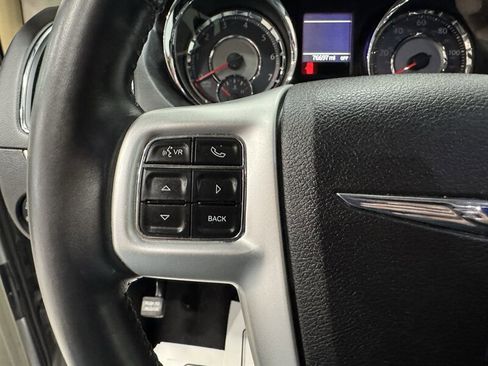 Used 2014 Chrysler Town & Country Touring image 8
