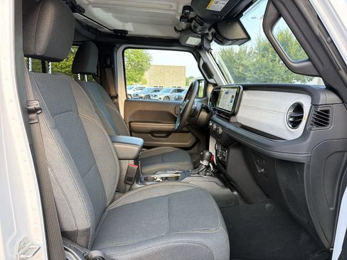 Used 2025 Jeep Wrangler Unlimited Sahara AWD/4WD image 17
